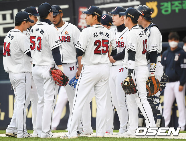 [OSEN=잠실,박준형 기자]징계 해제된 두산 강승호가 753일만에 1군 출전하며 그라운드를 바라보고 있다. / soul1014@osen.co.kr