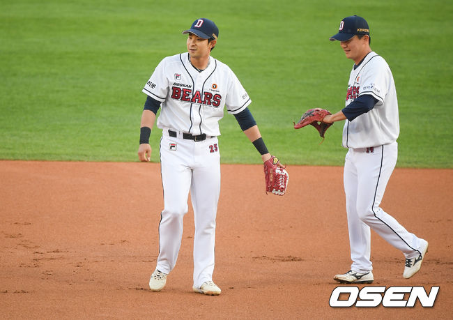 [OSEN=잠실,박준형 기자]1회초 무사 1루 LG 오지환의 병살타 타구를 두산 강승호 2루수가 포구한뒤 미소 짓고 있다./ soul1014@osen.co.kr