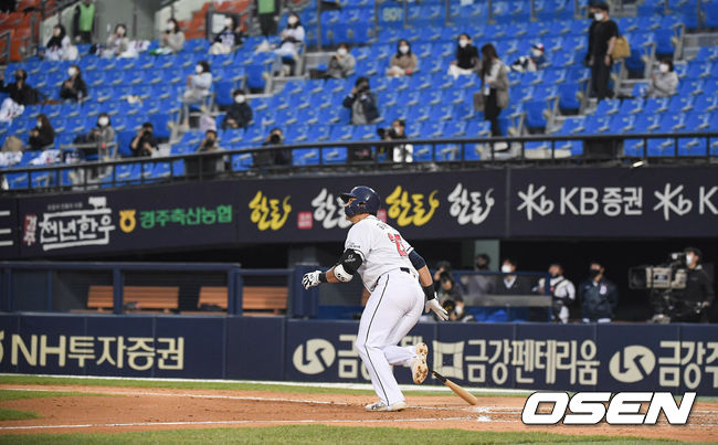 [OSEN=잠실,박준형 기자]3회말 두산 선두타자 강승호가 솔로홈런을 날리고 있다.  / soul1014@osen.co.kr