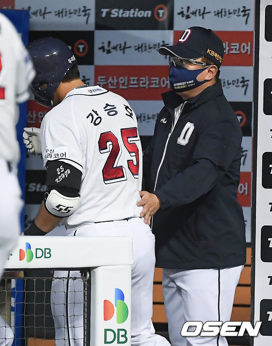 [OSEN=잠실,박준형 기자]3회말 두산 선두타자 강승호가 솔로홈런을 날리고 김태형 감독이 축하해주고 있다.  / soul1014@osen.co.kr