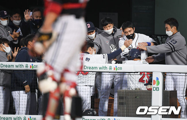 [OSEN=잠실,박준형 기자]3회말 두산 선두타자 강승호가 솔로홈런을 날리고 동료들의 축하를 받고 있다.  / soul1014@osen.co.kr