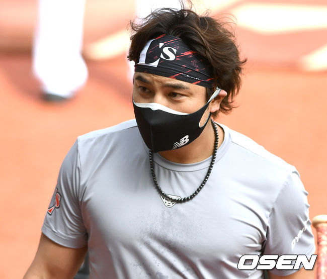 [OSEN=인천, 최규한 기자]수도권에 미세먼지 경보가 내려진 가운데 SSG 추신수가 마스크를 착용하고 타격 훈련에 임하고 있다. / dreamer@osen.co.kr