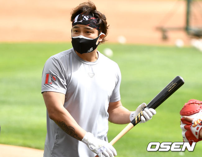 [OSEN=인천, 최규한 기자]수도권에 미세먼지 경보가 내려진 가운데 SSG 추신수가 마스크를 착용하고 훈련 스태프와 대화를 나누고 있다. / dreamer@osen.co.kr