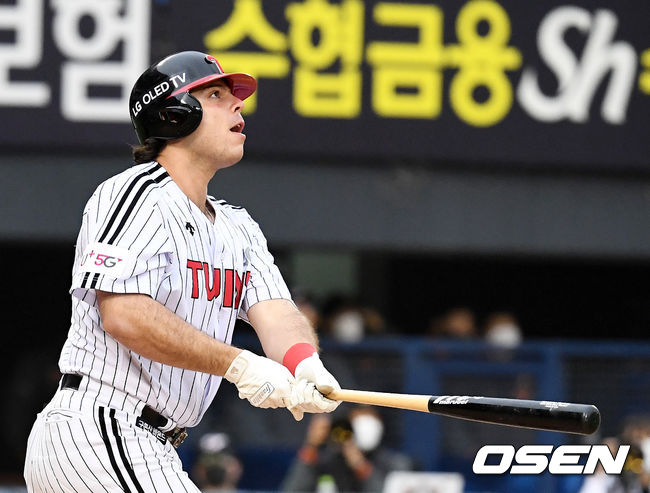 [OSEN=잠실, 지형준 기자]5회말 2사 1,3루에서 LG 라모스가 스리런 홈런을 날리고 타구를 바라보고 있다.  /jpnews@osen.co.kr