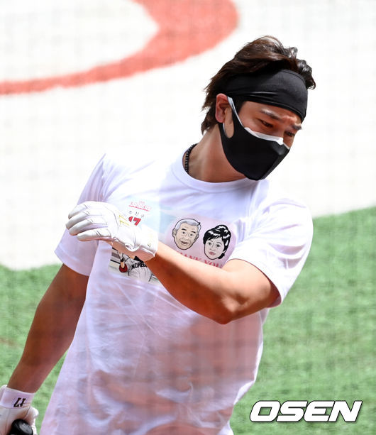 [OSEN=인천, 민경훈 기자]그라운드 위에서 SSG 추신수가 어버이날을 맞아 부모님이 그려진 티를 입고 훈련을 하고 있다. / rumi@osen.co.kr