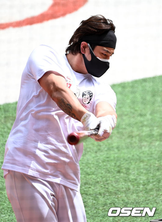 [OSEN=인천, 민경훈 기자] 8일 오후 서울 인천SSG랜더스필드에서 ‘2021 신한은행 SOL KBO 리그’ SSG 랜더스와 키움 히어로즈의 경기가 열릴 예정인 가운데 그라운드 훈련이 진행됐다.그라운드 위에서 SSG 추신수가 어버이날을 맞아 부모님이 그려진 티를 입고 타격훈련을 하고 있다. / rumi@osen.co.kr