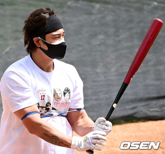 [OSEN=인천, 민경훈 기자]그라운드 위에서 SSG 추신수가 어버이날을 맞아 부모님이 그려진 티를 입고 훈련을 하고 있다. / rumi@osen.co.kr