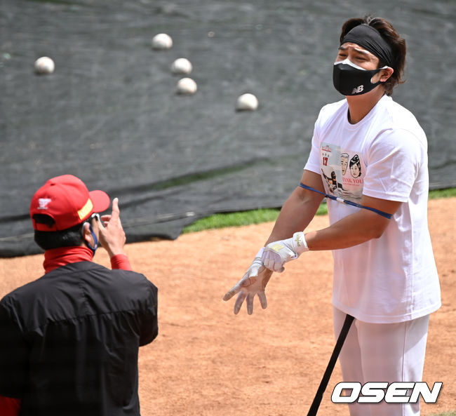 [OSEN=인천, 민경훈 기자]그라운드 위에서 SSG 추신수가 어버이날을 맞아 부모님이 그려진 티를 입고 이진영 코치와 얘기를 나누고 있다. / rumi@osen.co.kr