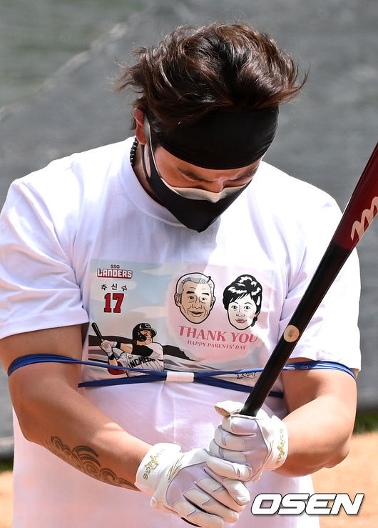 [OSEN=인천, 민경훈 기자]그라운드 위에서 SSG 추신수가 어버이날을 맞아 부모님이 그려진 티를 입고 훈련을 하고 있다. / rumi@osen.co.kr