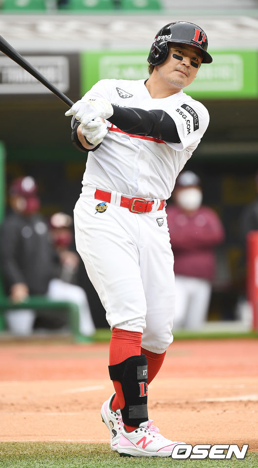 [OSEN=인천, 민경훈 기자] 8일 오후 서울 인천SSG랜더스필드에서 ‘2021 신한은행 SOL KBO 리그’ SSG 랜더스와 키움 히어로즈의 경기가 열렸다. 1회말 SSG 선두타자 추신수가 타석에 나서며 어버이날 기념 부모님의 그림이 그려진 스파이크를 신고 나오고 있다./ rumi@osen.co.kr
