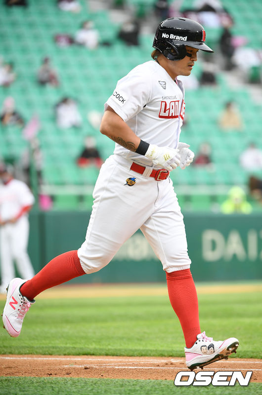 [OSEN=인천, 민경훈 기자] 8일 오후 서울 인천SSG랜더스필드에서 ‘2021 신한은행 SOL KBO 리그’ SSG 랜더스와 키움 히어로즈의 경기가 열렸다. 1회말 SSG 선두타자 추신수가 타석에서 볼넷을 골라낸 후 출루할때 어버이날 기념 부모님의 그림이 그려진 스파이크가 시선을 사로잡는다./ rumi@osen.co.kr