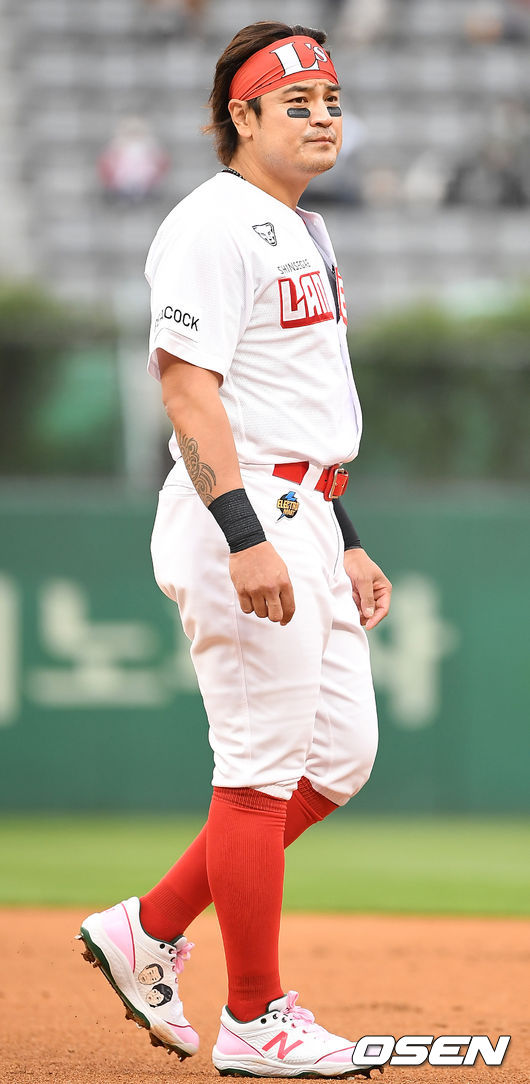 [OSEN=인천, 민경훈 기자]SSG 추신수가 수비를 위해 외야로 나가며 어버이날 기념 부모님의 그림이 그려진 스파이크가 시선을 사로잡는다./ rumi@osen.co.kr