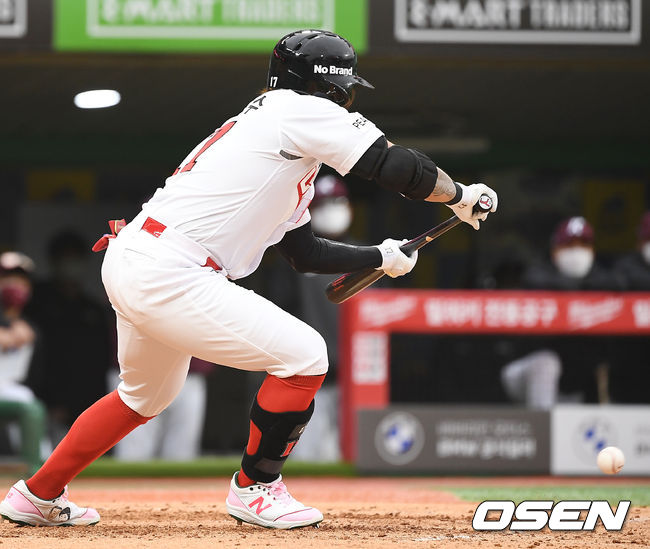 [OSEN=인천, 민경훈 기자]3회 말 1사 주자 1루 SSG 추신수가 희생번트를 시도하고 있다./ rumi@osen.co.kr