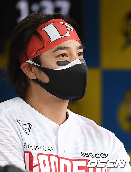 [OSEN=인천, 민경훈 기자]클리닝 타임에 전광판에 추신수의 자녀들의 응원 영상이 나올때 추신수가 전광판을 바라보고 있다./ rumi@osen.co.kr