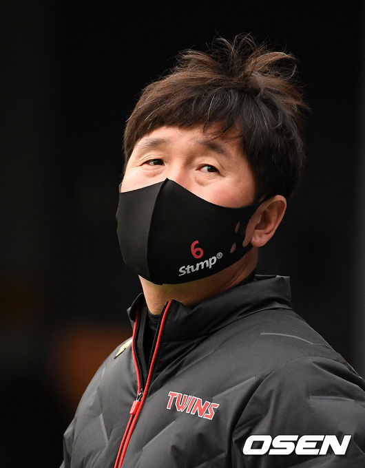 [OSEN=잠실, 지형준 기자]경기에 앞서 LG 류지현 감독이 국민의례를 준비하고 있다. /jpnews@osen.co.kr