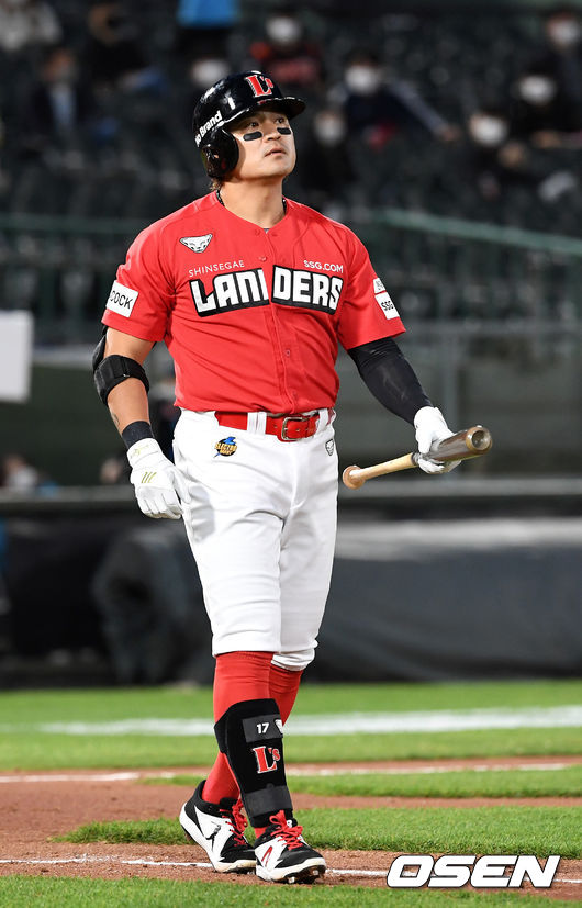 [OSEN=부산, 이대선 기자] 11일 오후 부산 사직야구장에서 ’2021 신한은행 SOL KBO 리그' 롯데 자이언츠와 SSG 랜더스의 경기가 열렸다.3회초 1사에서 SSG 추신수가 두번째 번트에 실패하고 아쉬워하고 있다. /sunday@osen.co.kr