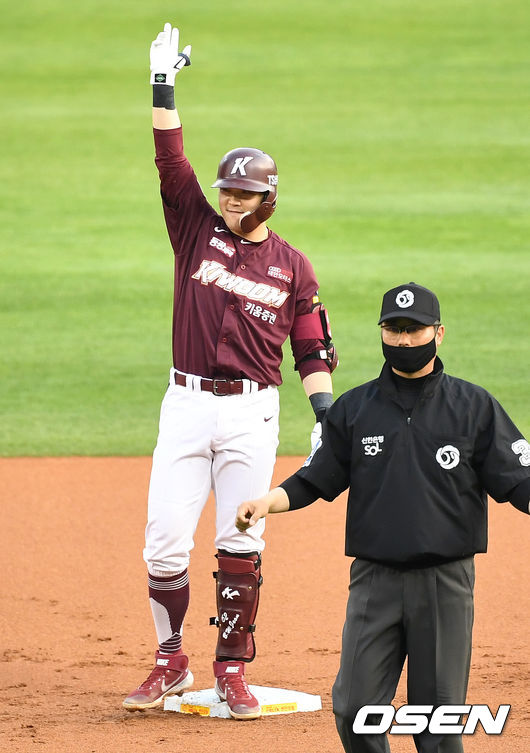 [OSEN=잠실, 최규한 기자]1회말 2사 만루 상황 키움 전병우가 달아나는 싹쓸이 좌익수 왼쪽 3타점 2루타를 날리고 2루에 안착해 기뻐하고 있다. / dreamer@osen.co.kr