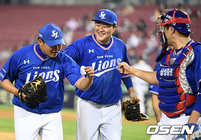 [OSEN=지형준 기자]삼성 고졸신인 이승현이 14일 잠실야구장에서 열린 LG전에서 1군 데뷔전을 치렀다. 이승현이 8회 1이닝을 무실점으로 마치고 오재일, 강민호의 축하를 받고 있다. /jpnews@osen.co.kr