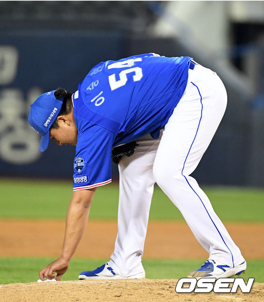 [OSEN=지형준 기자]8회 수비를 마치고 로진 챙기는 삼성 이승현. /jpnews@osen.co.kr
