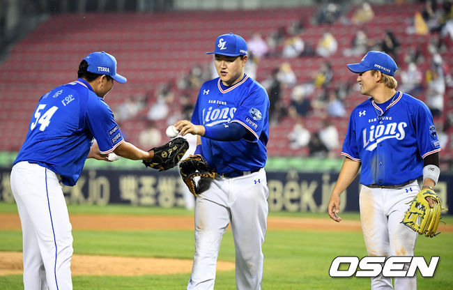 [OSEN=지형준 기자]삼성 이승현이 오재일에게 1군 데뷔 기념구를 건네 받고 있다.  /jpnews@osen.co.kr