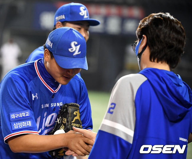 [OSEN=지형준 기자]삼성 우규민이 이승현의 성공적인 데뷔전을 축하해주고 있다. /jpnews@osen.co.kr