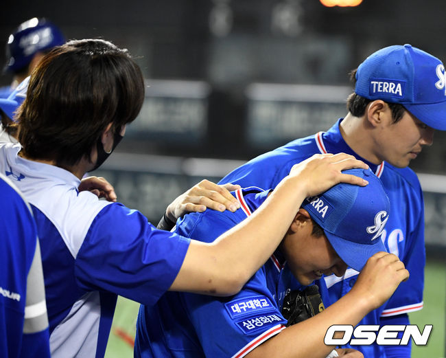 [OSEN=지형준 기자]삼성 원태인, 구자욱이 이승현의 성공적인 데뷔전을 축하해주고 있다. /jpnews@osen.co.kr