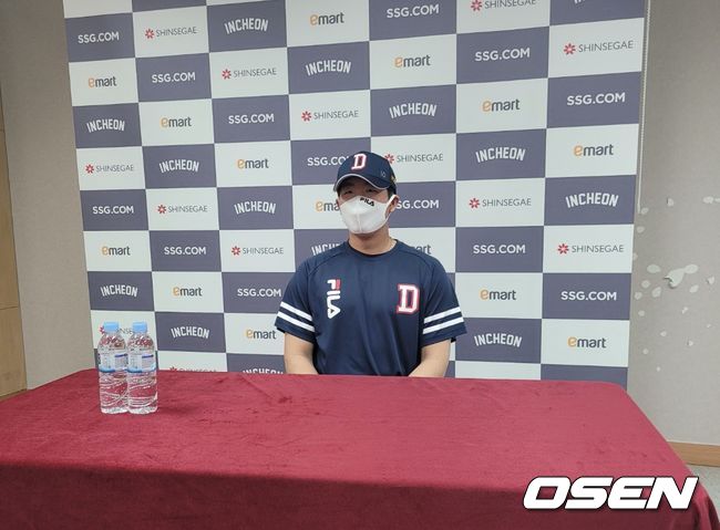 [OSEN=인천, 홍지수 기자] 두산 투수 김민규가 시즌 첫 승을 거둔 후 인터뷰하고 있다. /knightjisu@osen.co.kr