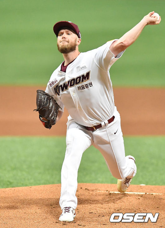 [OSEN=고척, 민경훈 기자]키움 선발 요키시가 마운드 위에서 힘차게 공을 뿌리고 있다./rumi@osen.co.kr