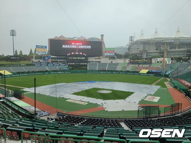 [OSEN=인천, 홍지수 기자] SSG 랜더스와 두산 베어스의 더블헤더 제1경기, 제2경기 모두 취소됐다. /knightjisu@osen.co.kr