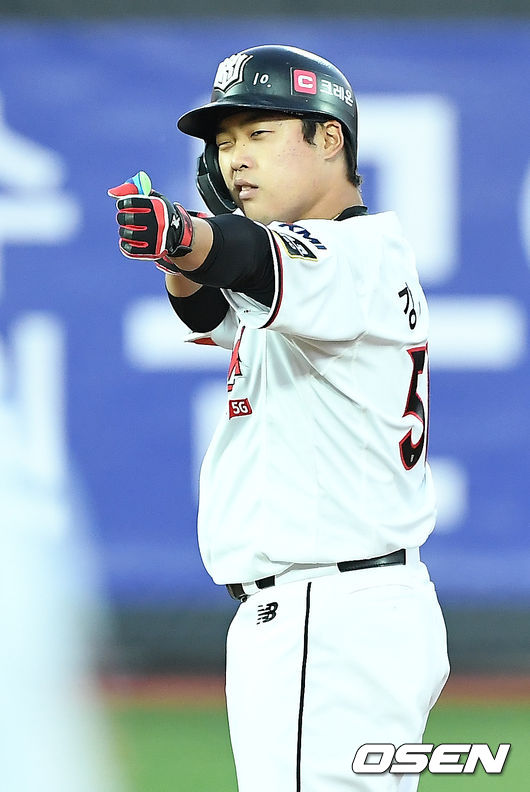 [OSEN=수원, 민경훈 기자]4회말 무사 주자 1,3루 KT 강백호가 좌익수 뒤 1타점 적시 2루타를 날린 후 2루에서 활 세레모니를 하고 있다./rumi@osen.co.kr