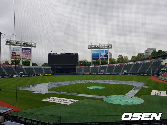 [OSEN=잠실, 길준영 기자] 방수포가 덮혀있는 잠실구장. /fpdlsl72556@osen.co.kr