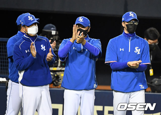 [OSEN=잠실, 지형준 기자]경기를 마치고 삼성 허삼영 감독을 비롯한 코칭스태프가 승리를 기뻐하고 있다. /jpnews@osen.co.kr