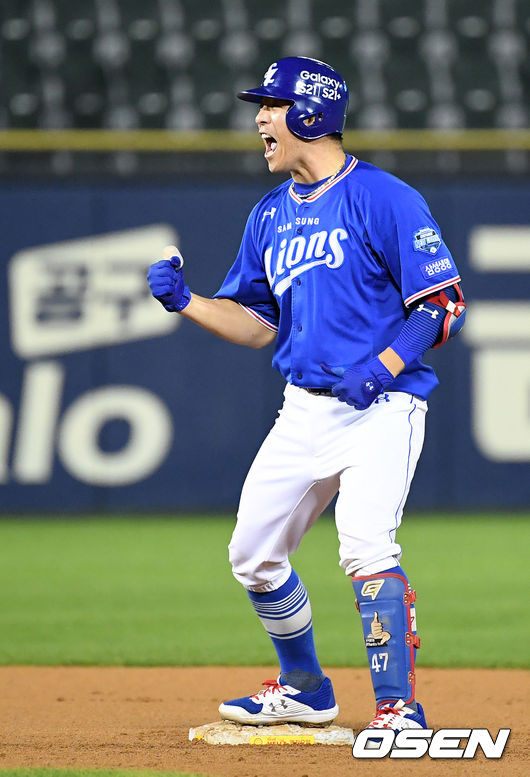 [OSEN=잠실, 지형준 기자]9회초 2사 1,3루에서 삼성 강민호가 역전 2타점 적시 2루타를 날리고 환호하고 있다. /jpnews@osen.co.kr
