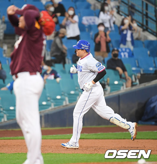 [OSEN=대구,박준형 기자]3회말 삼성 선두타자 오재일이 재역전 솔로홈런을 날리고 베이스를 돌고 있다 / soul1014@osen.co.kr