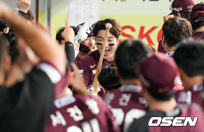 [OSEN=대구,박준형 기자]5회초 2사 1루 키움 박병호가 역전 2점 홈런을 날리고 동료들의축하를 받고 있다. / soul1014@osen.co.kr