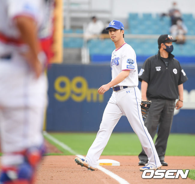 [OSEN=대구,박준형 기자]1회초 삼성 이학주가 어지럼증으로 교체되고 있다. / soul1014@osen.co.kr