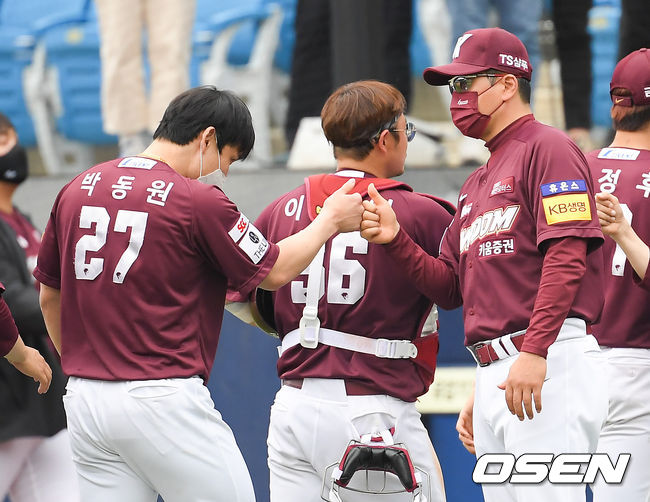 [OSEN=대구,박준형 기자]경기종료 후 키움 홍원기 감독이 3연타석 홈런을 기록한 박동원과 하이파이브를 하고 있다. / soul1014@osen.co.kr