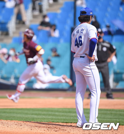[OSEN=대구,박준형 기자]4회초 1사 키움 박동원에게 연타석 솔로홈런을 허용한 삼성 선발투수 원태인이 아쉬워하고 있다. / soul1014@osen.co.kr