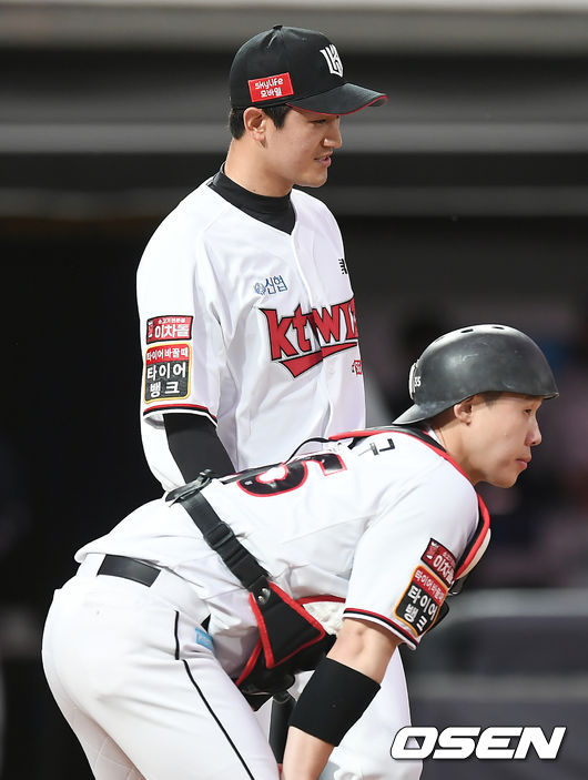 [OSEN=수원, 김성락 기자] 20일 오후 경기도 수원시 수원kt위즈파크에서 ‘2021 신한은행 SOL KBO 리그’ KT 위즈와 두산 베어스의 경기가 열렸다.2회초 2사 1루 두산 페르난데스에게 1타점 적시 2루타를 허용한 KT 고영표, 이홍구 배터리가 아쉬워하고 있다./ksl0919@osen.co.kr