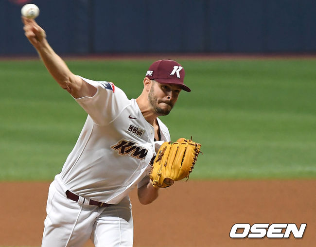 [OSEN=고척, 곽영래 기자] 21일 오후 서울 고척스카이돔에서 ‘2021 신한은행 SOL KBO 리그’ 키움 히어로즈와 NC 다이노스의 경기가 열렸다.1회초 키움 브리검이 역투하고 있다. /youngrae@osen.co.kr