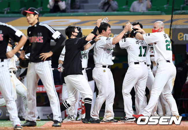[OSEN=인천, 이대선 기자] 21일 인천 SSG 랜더스필드에서 열린 ’2021 신한은행 SOL KBO 리그' SSG 랜더스와 LG 트윈스의 경기, 끝내기 승리를 거둔 SSG 선수들이 환호하고 있다. /sunday@osen.co.kr