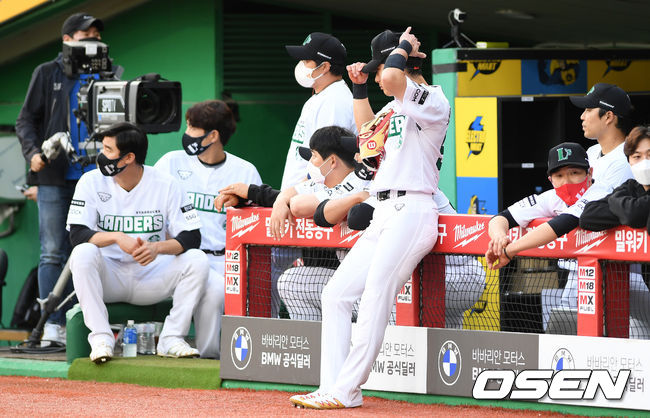 [OSEN=인천, 이대선 기자] 21일 인천 SSG 랜더스필드에서 열린 ’2021 신한은행 SOL KBO 리그' SSG 랜더스와 LG 트윈스의 경기, 스타벅스 데이를 맞아 선수들이 특별 유니폼을 입고 경기를 준비하고 있다. /sunday@osen.co.kr