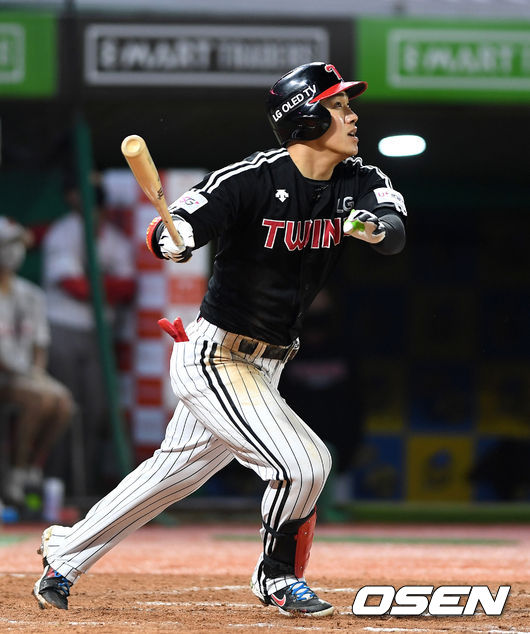 [OSEN=인천, 이대선 기자] 21일 인천 SSG 랜더스필드에서 열린 ’2021 신한은행 SOL KBO 리그' SSG 랜더스와 LG 트윈스의 경기, 9회초 1사 1루에서 LG 이천웅이 중월 투런 홈런을 치고 있다. /sunday@osen.co.kr