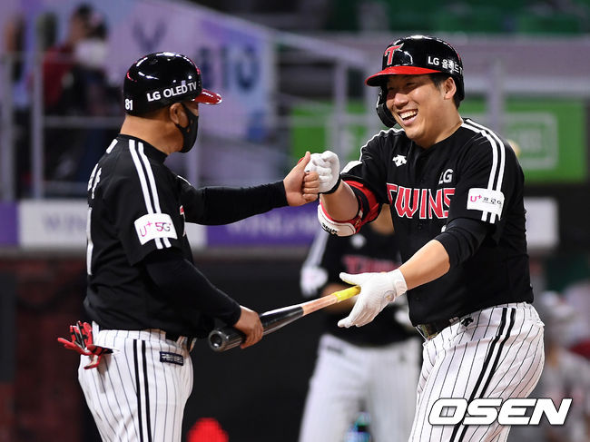 [OSEN=인천, 이대선 기자] 21일 인천 SSG 랜더스필드에서 열린 ’2021 신한은행 SOL KBO 리그' SSG 랜더스와 LG 트윈스의 경기, 8회말 1사에서 LG 김현수가 우중월 솔로 홈런을 치고 홈에서 김호 코치와 환호하고 있다. /sunday@osen.co.kr