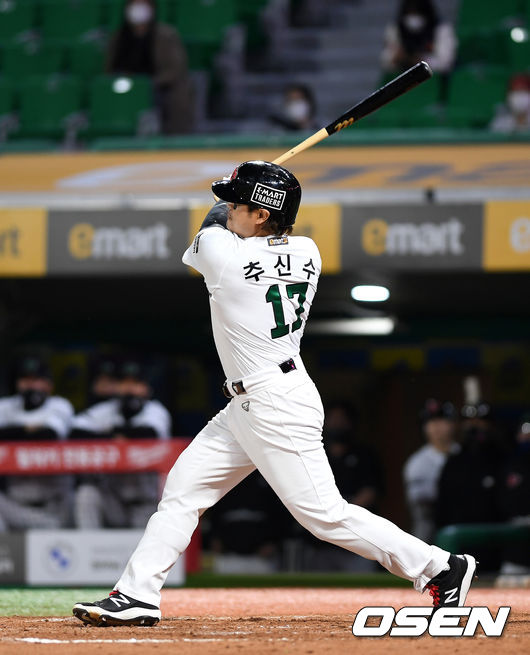[OSEN=인천, 이대선 기자] 21일 인천 SSG 랜더스필드에서 열린 ’2021 신한은행 SOL KBO 리그' SSG 랜더스와 LG 트윈스의 경기, 9회말 1사 1루에서 SSG 추신수가 우전 안타를 치고 있다. /sunday@osen.co.kr