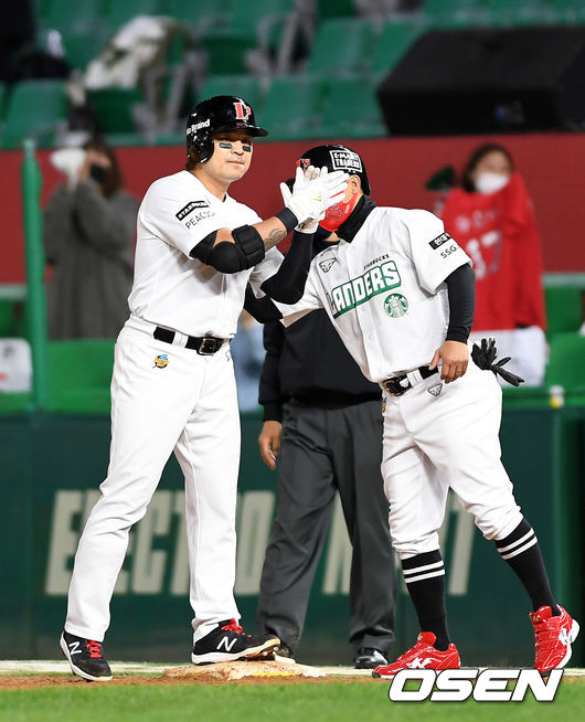 [OSEN=인천, 이대선 기자] 21일 인천 SSG 랜더스필드에서 열린 ’2021 신한은행 SOL KBO 리그' SSG 랜더스와 LG 트윈스의 경기, 9회말 1사 1루에서 SSG 추신수가 우전 안타를 기록하고 박수를 치고 있다. /sunday@osen.co.kr