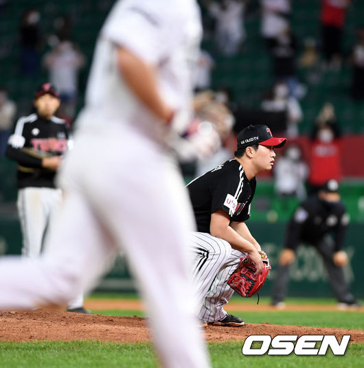 [OSEN=인천, 이대선 기자] 21일 인천 SSG 랜더스필드에서 열린 ’2021 신한은행 SOL KBO 리그' SSG 랜더스와 LG 트윈스의 경기, 9회말 1사 만루에서 LG 고우석이 SSG 박성한에게 밀어내기 볼넷을 허용하고 아쉬워하고 있다. /sunday@osen.co.kr
