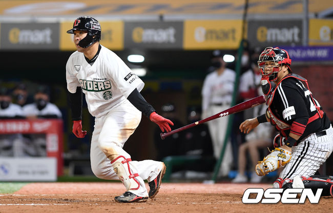 [OSEN=인천, 이대선 기자] 21일 인천 SSG 랜더스필드에서 열린 ’2021 신한은행 SOL KBO 리그' SSG 랜더스와 LG 트윈스의 경기, 9회말 1사 만루에서 SSG 이재원이 3루 땅볼을 치고 있다. /sunday@osen.co.kr