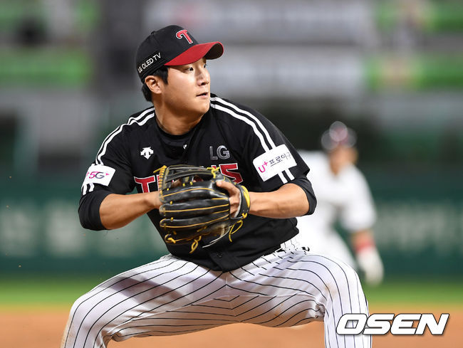 [OSEN=인천, 이대선 기자] 21일 인천 SSG 랜더스필드에서 열린 ’2021 신한은행 SOL KBO 리그' SSG 랜더스와 LG 트윈스의 경기, 9회말 1사 만루에서 SSG 이재원의 땅볼 타구를 잡은 LG 문보경이 2루주자 한유섬을 포스아웃 처리하고 있다. /sunday@osen.co.kr
