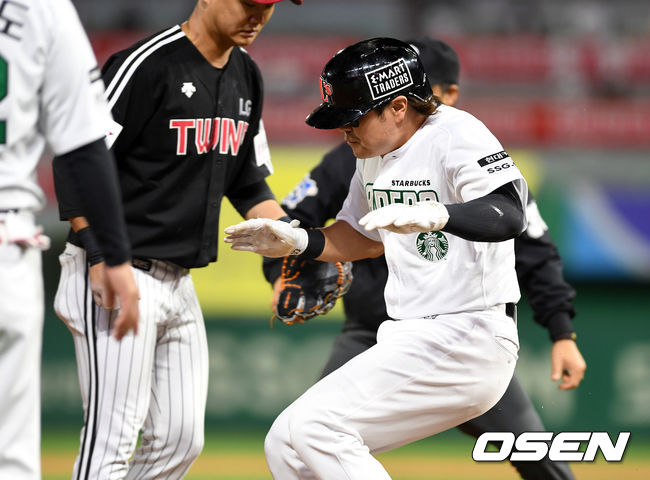[OSEN=인천, 이대선 기자] 21일 인천 SSG 랜더스필드에서 열린 ’2021 신한은행 SOL KBO 리그' SSG 랜더스와 LG 트윈스의 경기, 9회말 1사 만루에서 SSG 이재원의 땅볼 때 런다운에 걸린 3루주자 추신수가 태그를 피하고 있다. /sunday@osen.co.kr